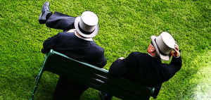 gens riches sur un banc