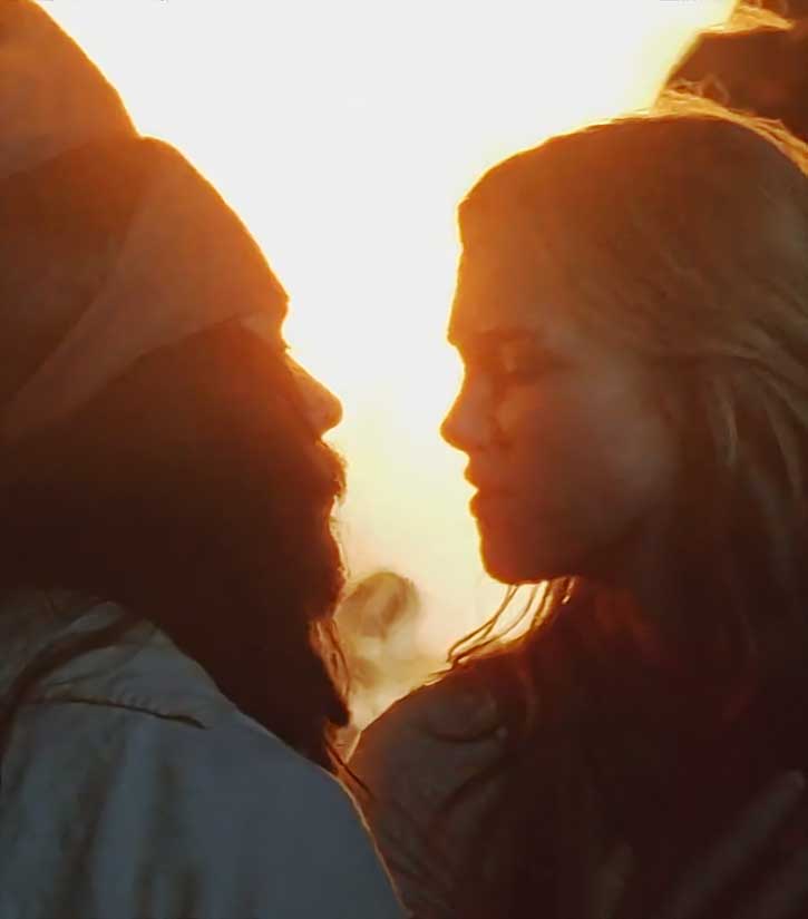 Deux personnes face à face au coucher du soleil. L'incroyable alchimie entre Johnny Depp et le personnage de Jack Sparrow. Un regard sur l'héritage de l'acteur dans la franchise.