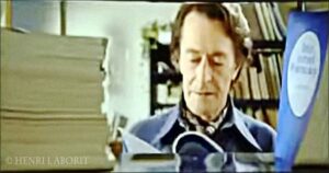 henri laborit lit un livre