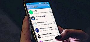 une femme surfe sur telegram avec son telephone