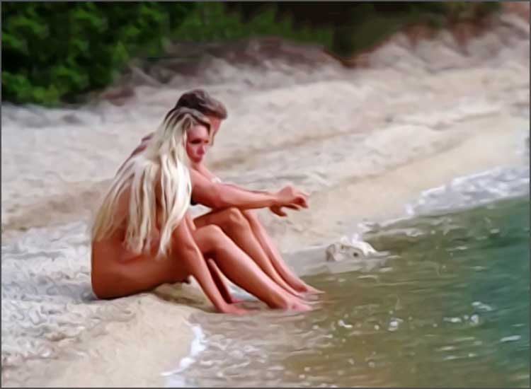 Deux personnes assises au bord de l'eau.