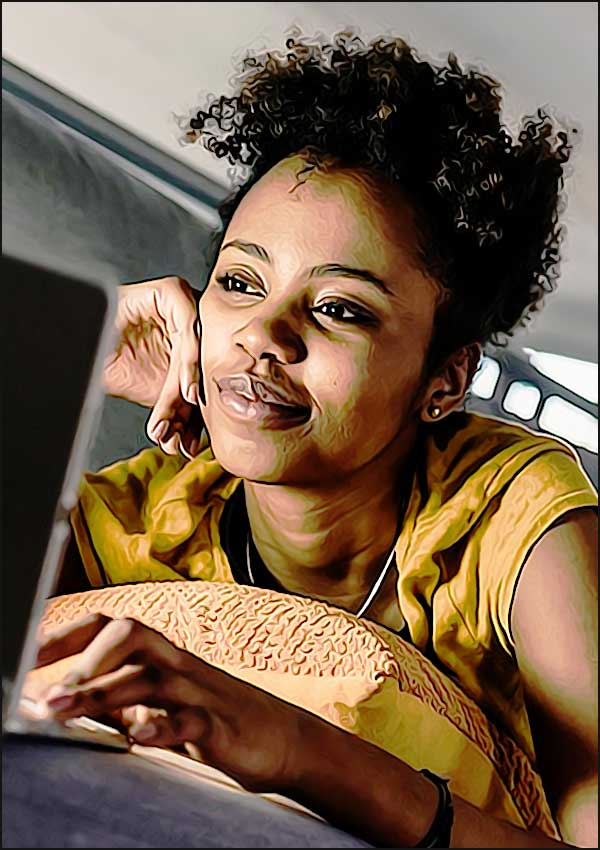 femme noire obnubilee par un ecran de television ou ordinateur