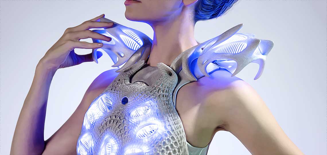 Femme avec vêtement futuriste imprimé en 3D.