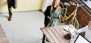 Réunion de travail informelle avec trois personnes.
