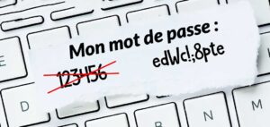 Mot de passe barré sur clavier d'ordinateur. Mot de passe barré et remplacé sur clavier.