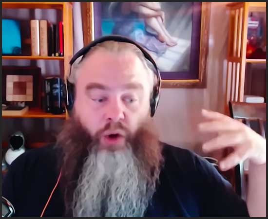 Homme barbu avec casque parlant en vidéo. (patrick rothfuss)