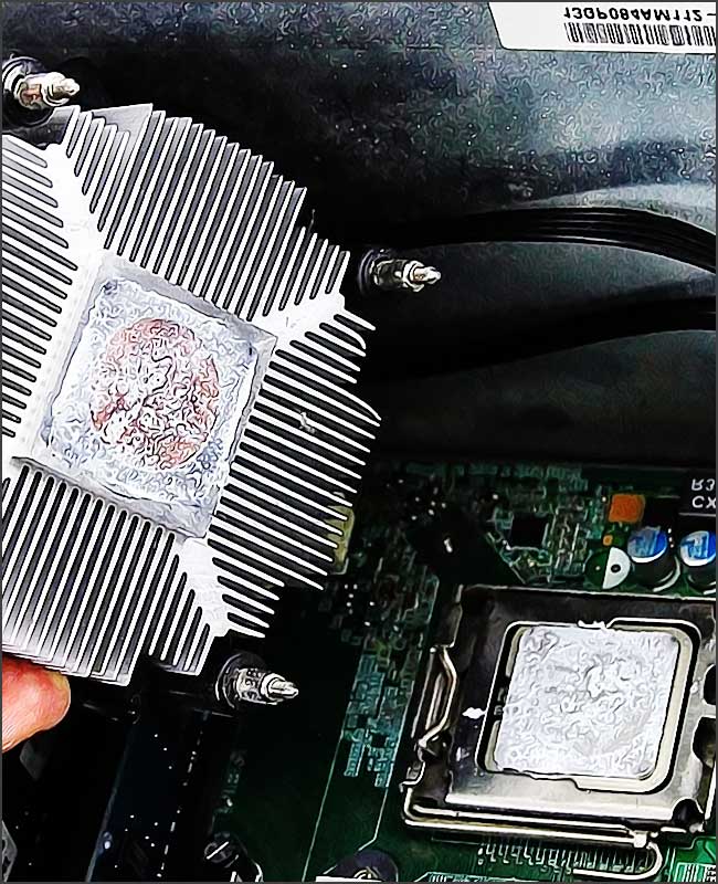 Radiateur CPU et pâte thermique appliquée.