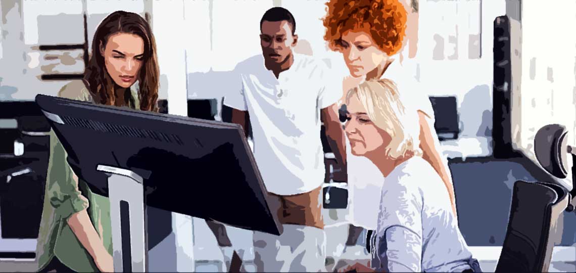 jeunes gens regardent un ecran de pc