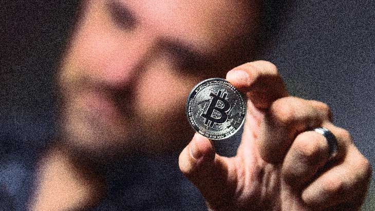 homme montrant bitcoin