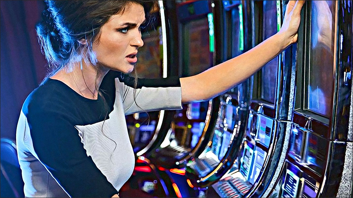 femme jouant machine a sous