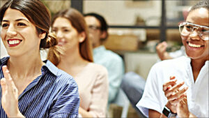 jeunes femmes applaudissent