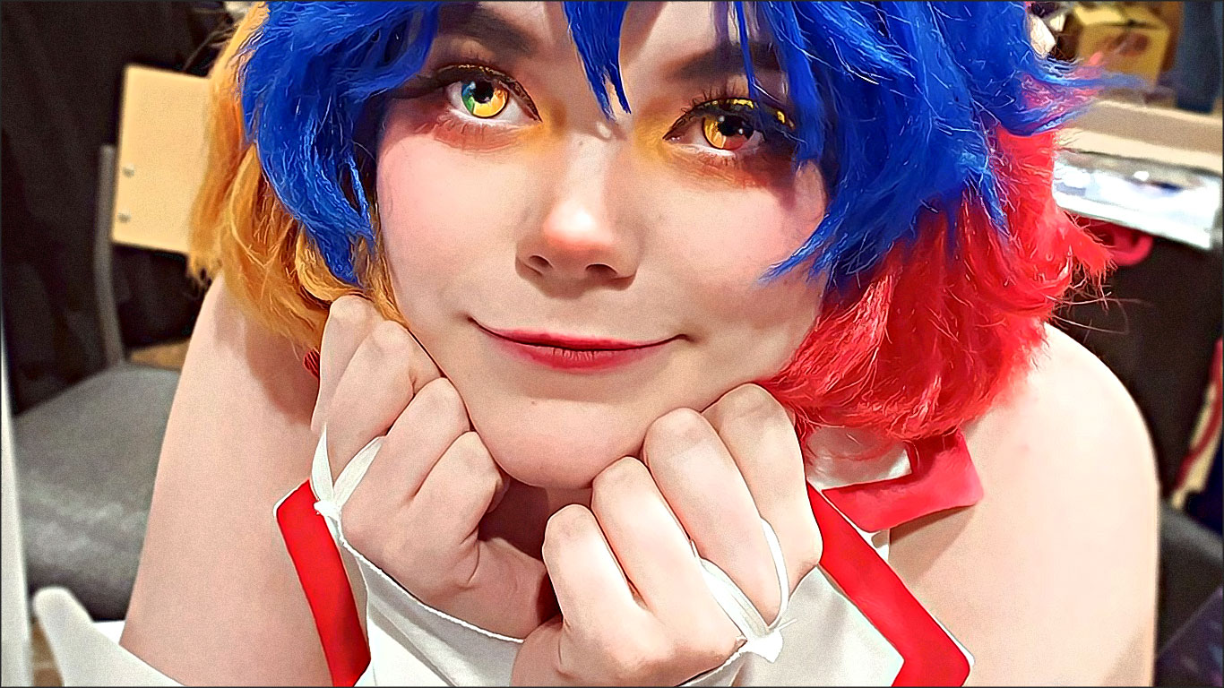 geekette aux cheveux bleus