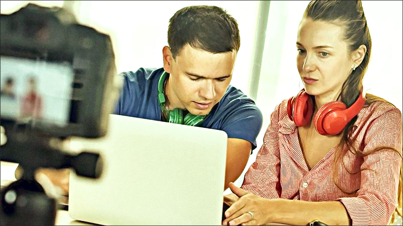 homme et femme font un blog