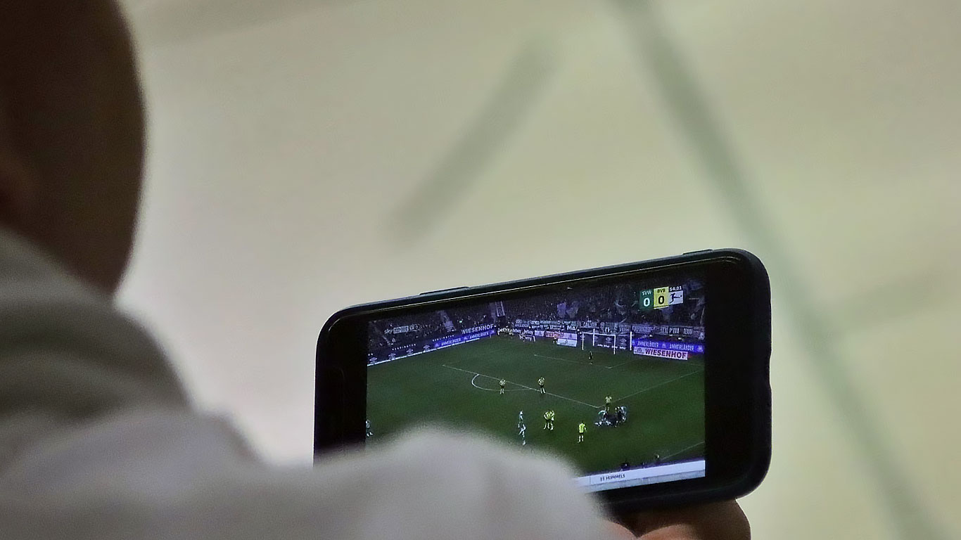 homme regarde sport en ligne