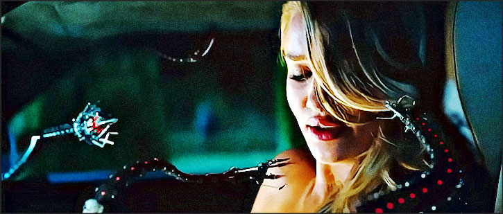 blonde harcelee par robots