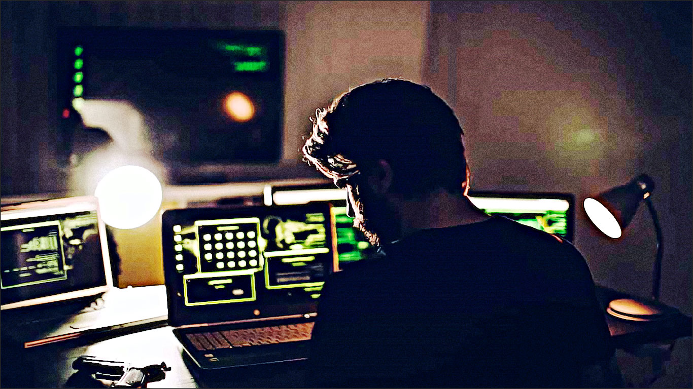 hacker devant ordinateur avec arme