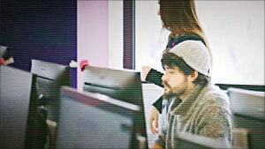 homme essaye de coder