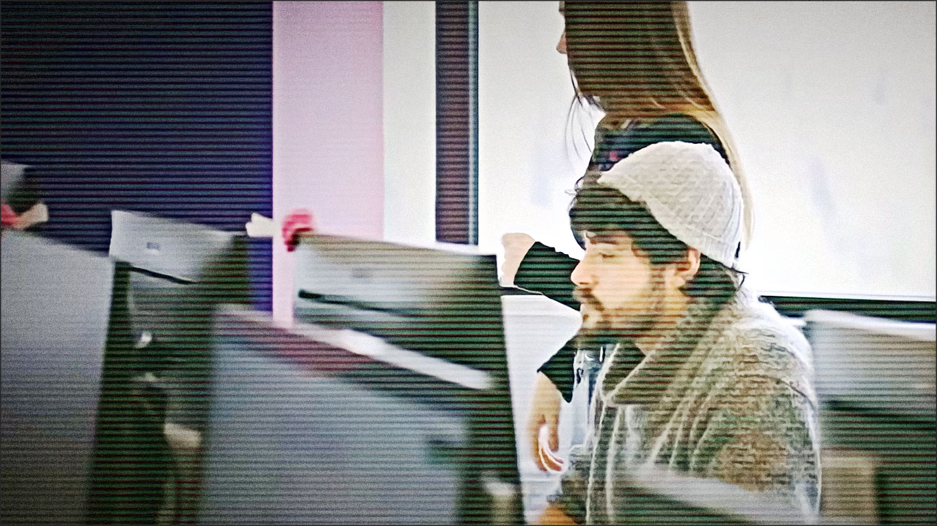 homme essaye de coder